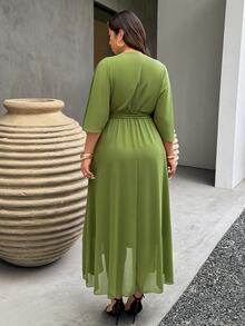 SHEIN LUNE 彩色条纹露背吊带长裙，适合春夏穿着的大码女装。非常适合休闲度假和日常出行。 - 綠色 - 查看 2