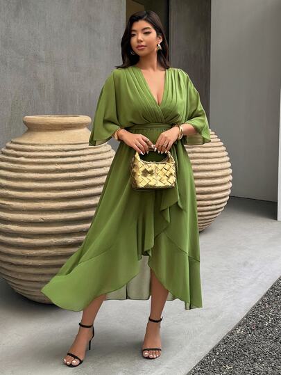 SHEIN LUNE Vestido longo listrado colorido com decote halter, um vestido plus size feminino perfeito para a primavera e o verão. Ideal para férias casuais e passeios do dia a dia.