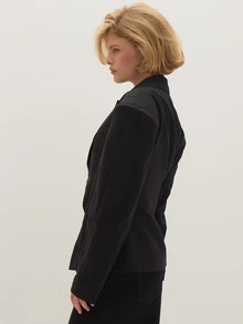 MUSEYN Blazer Kasual Lengan Panjang Wanita Warna Polos dengan Kerah Berlekuk - Hitam - View 3