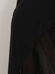 MUSEYN Atasan Wanita Warna Polos dengan Hemline Asimetris - Hitam - View 7
