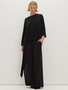 MUSEYN Atasan Wanita Warna Polos dengan Hemline Asimetris - Hitam - View 1