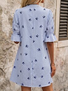 SHEIN Clasi 女士V领镂空短袖荷叶边下摆宽松纹理面料条纹蝴蝶结印花优雅休闲度假连衣裙，春夏款 - 藍色 - 查看 4