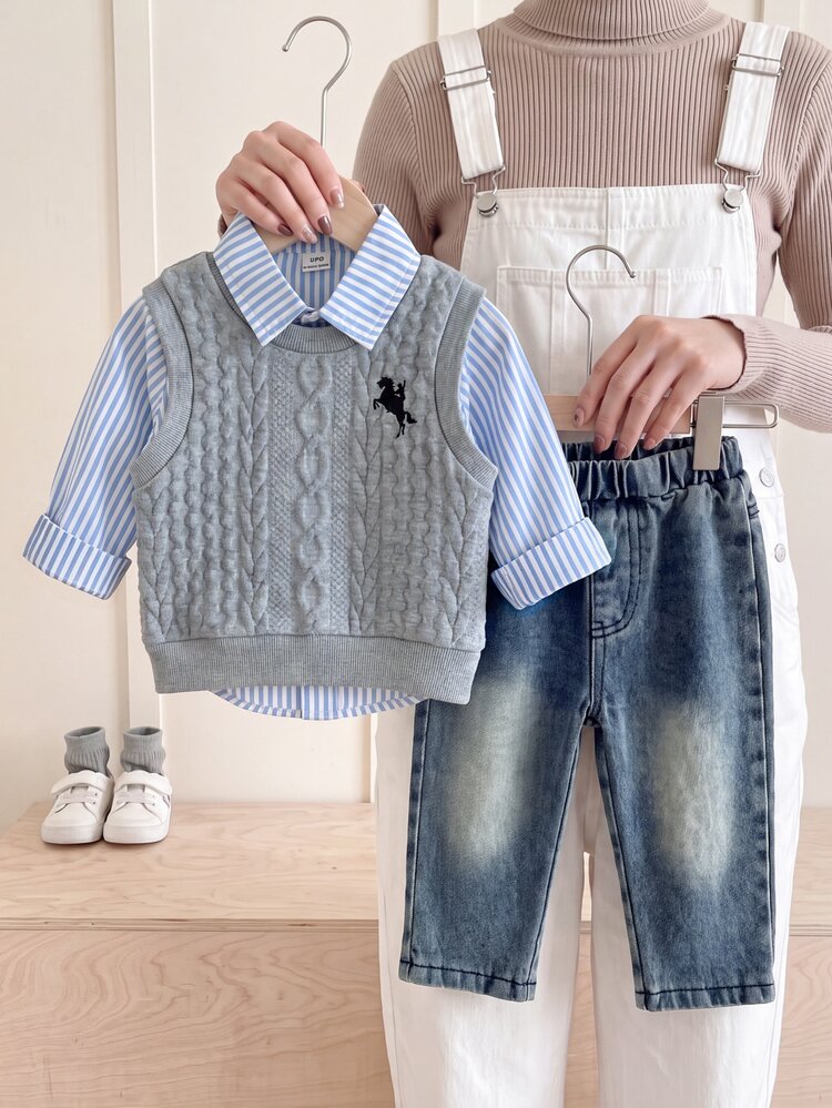 SHEIN Playful Pals 3件組幼童男孩背心上衣牛仔褲套裝，學院風灰色藍色麻花編織馬匹條紋拼接長袖領口常規款，秋季學校穿著，周歲生日舒適復古風 - 灰色 - 查看 4