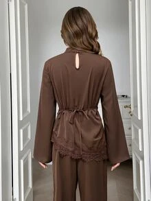 Solavon Setelan Atasan Lengan Panjang dan Celana Panjang Kasual Serbaguna Wanita Warna Cokelat dengan Detail Renda dan Tali Serut di Pinggang. - Coklat - View 5