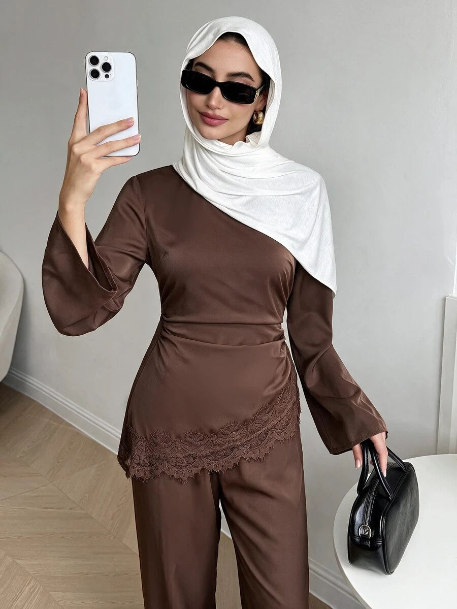 Solavon Setelan Atasan Lengan Panjang dan Celana Panjang Kasual Serbaguna Wanita Warna Cokelat dengan Detail Renda dan Tali Serut di Pinggang. - Coklat - View 1