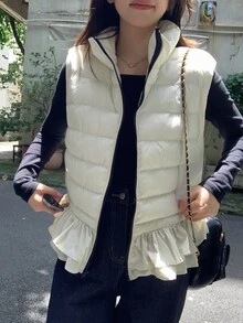 DAZY 對比色拉鍊荷葉邊下擺無袖背心 秋冬加厚休閒度假街頭風女款填充外套可愛上衣夾克 - 白色 - 查看 7
