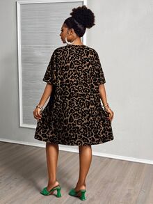 SHEIN CURVE+ Plus Size Leopard Print V-Neck Short Sleeve Loose Casual Dress Bussines, Fall Winter 2026 22W - Multicolor - View 3