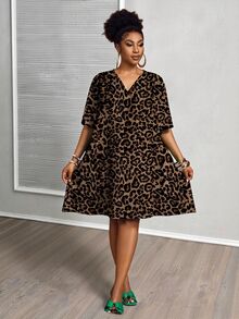 SHEIN CURVE+ Plus Size Leopard Print V-Neck Short Sleeve Loose Casual Dress Bussines, Fall Winter 2026 22W - Multicolor - View 4