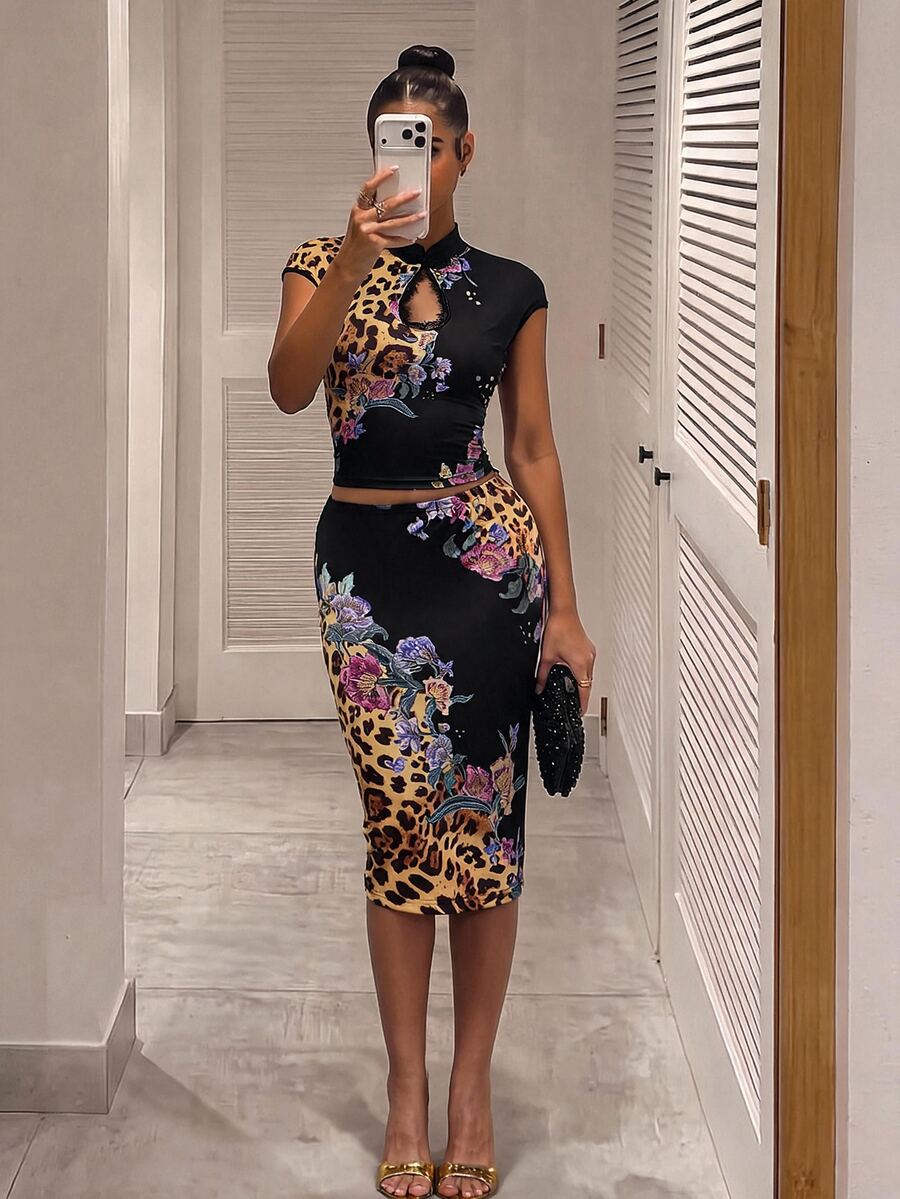 Silquee Setelan Dua Potong Gaya Cina untuk Wanita yang Terdiri dari Atasan dan Rok: Atasan Qipao Bergaya Gaun dengan Kancing Kodok, Panel Renda, dan Motif Leopard Campuran. - MultiWarna - View 1