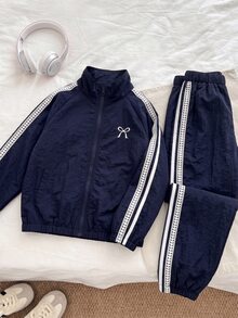 SHEIN Sparklyn 女童大童刺繡蝴蝶結學院風運動套裝，秋季穿搭，愛心條紋立領夾克＋慢跑褲 2 件套 - 藍色 - 查看 3