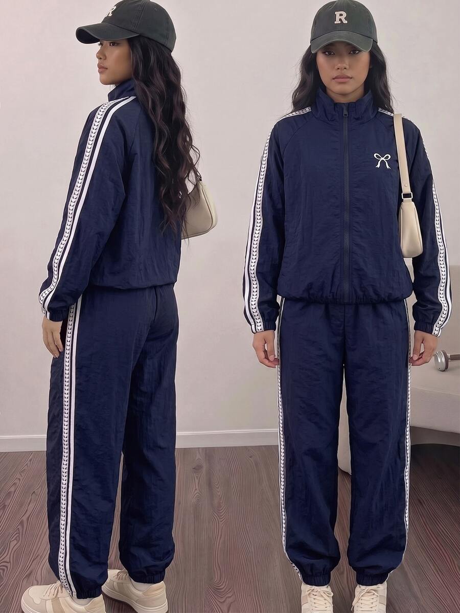 SHEIN Sparklyn 女童大童刺繡蝴蝶結學院風運動套裝,秋季穿搭,愛心條紋立領夾克+慢跑褲 2 件套 - 藍色 - 查看 1