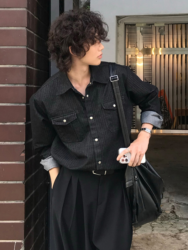 DAZY Jaket Denim Pria Lengan Panjang Berwarna Hitam dengan Efek Usang dan Tekstur Garis-Garis, Cocok untuk Musim Semi/Gugur