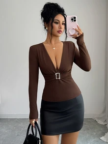 Elenzga Kaos Lengan Panjang Rajut Elastis Pas Badan Warna Kopi Model Baru Seksi Elegan Modis untuk Awal Musim Gugur dengan Desain Lipatan Leher V Dalam, Hiasan Berlian Imitasi Dua Lapis, dan Gesper Persegi - Coffee Brown - View 5