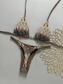 SHEIN Swim 女士26SS春夏新款钩编面料V领露背三角比基尼套装，饰有铆钉logo，沙滩度假女士度假套装，波西米亚风比基尼，猎豹纹比基尼，串珠七分裤，丰收节女士服装，女士比基尼套装，斑马纹比基尼套装，Zestiva泳装，Yummy Control泳衣 - 彩色 - 查看 3