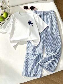 SHEIN 青少年女孩騎士徽章T恤 + 藍白條紋工裝褲套裝，休閒，針織，極簡，夏季，寬鬆，返校季 - 彩色 - 查看 2
