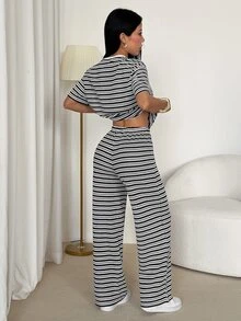 SHEIN PETITE 2026女款春夏度假系列：新款休閒極簡街頭風卡其色條紋圓領短袖T恤與長褲兩件套，適合居家、外出、海灘、時尚造型、休閒、通勤、度假、浪漫場合及日常穿著，造型搭配無限可能，完美適配日常穿著與休閒造型 - 黑與白 - 查看 2