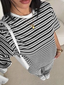 SHEIN PETITE 2026女款春夏度假系列：新款休閒極簡街頭風卡其色條紋圓領短袖T恤與長褲兩件套，適合居家、外出、海灘、時尚造型、休閒、通勤、度假、浪漫場合及日常穿著，造型搭配無限可能，完美適配日常穿著與休閒造型 - 黑與白 - 查看 4