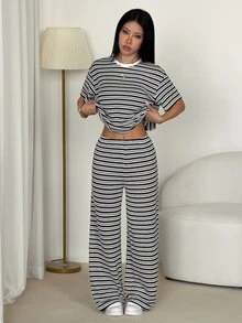 SHEIN PETITE 2026女款春夏度假系列：新款休閒極簡街頭風卡其色條紋圓領短袖T恤與長褲兩件套，適合居家、外出、海灘、時尚造型、休閒、通勤、度假、浪漫場合及日常穿著，造型搭配無限可能，完美適配日常穿著與休閒造型 - 黑與白 - 查看 3