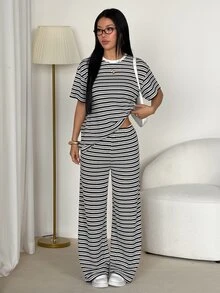 SHEIN PETITE 2026女款春夏度假系列：新款休閒極簡街頭風卡其色條紋圓領短袖T恤與長褲兩件套，適合居家、外出、海灘、時尚造型、休閒、通勤、度假、浪漫場合及日常穿著，造型搭配無限可能，完美適配日常穿著與休閒造型 - 黑與白 - 查看 9