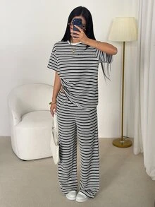 SHEIN PETITE 2026女款春夏度假系列：新款休閒極簡街頭風卡其色條紋圓領短袖T恤與長褲兩件套，適合居家、外出、海灘、時尚造型、休閒、通勤、度假、浪漫場合及日常穿著，造型搭配無限可能，完美適配日常穿著與休閒造型 - 黑與白 - 查看 6
