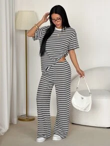 SHEIN PETITE 2026女款春夏度假系列：新款休閒極簡街頭風卡其色條紋圓領短袖T恤與長褲兩件套，適合居家、外出、海灘、時尚造型、休閒、通勤、度假、浪漫場合及日常穿著，造型搭配無限可能，完美適配日常穿著與休閒造型 - 黑與白 - 查看 8