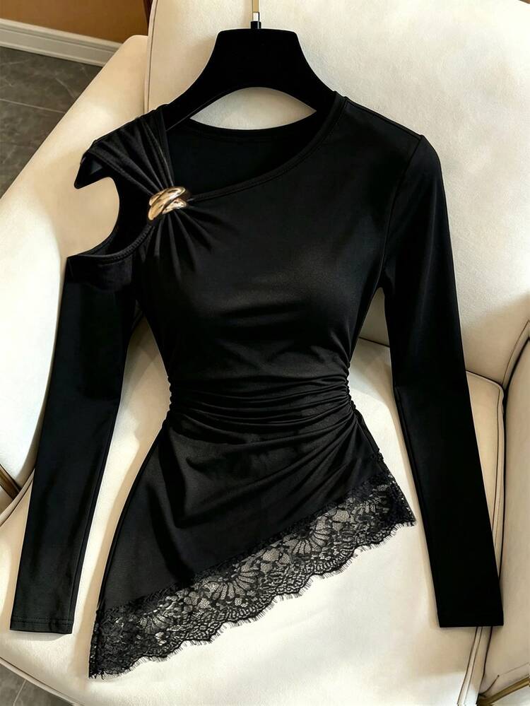 GlowEve Kaos Fashion Wanita dengan Kerah Asimetris, Dekorasi Logam, dan Renda Kontras di Bagian Bawah Asimetris - Hitam - View 5