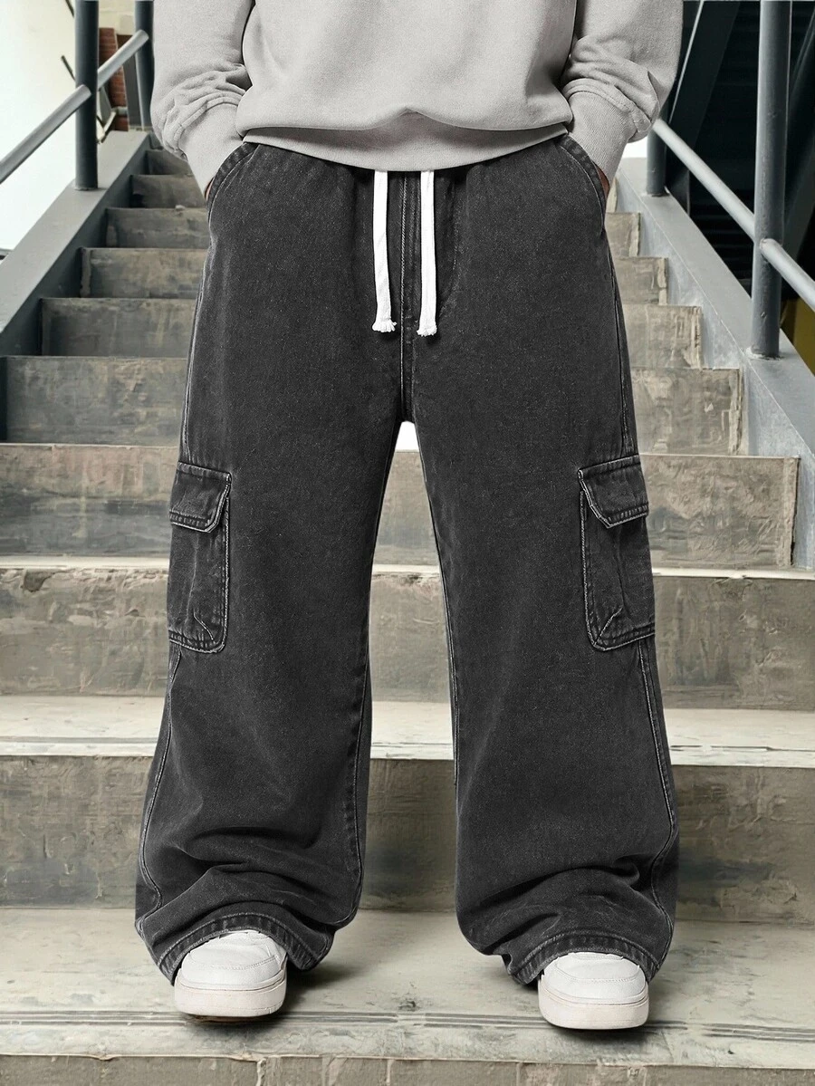 SHEIN Vacaura 青少年男孩工裝直筒褲,四季新款休閒極簡百搭款,大側邊工裝口袋,白色抽繩鬆緊腰,街頭風黑灰色水洗工裝寬腿牛仔直筒褲,可搭配衛衣、T恤、運動鞋,適合日常穿著與度假 - 黑色 - 查看 1