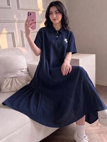 SHEIN 青少年女孩 Polo Kids 海軍藍刺繡圖案短袖中長洋裝，撞色荷葉領、花瓣袖、印花鈕扣設計，畢業禮服 - 藏蓝色 - 查看 5