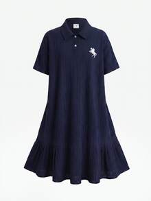 SHEIN 青少年女孩 Polo Kids 海軍藍刺繡圖案短袖中長洋裝，撞色荷葉領、花瓣袖、印花鈕扣設計，畢業禮服 - 藏蓝色 - 查看 4