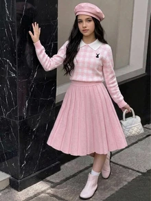 SHEIN Tween女孩 Ikids 粉色可愛刺繡馬標誌彼得潘領格紋毛衣 + 針織裙 2件套，青少年女孩長袖V領套頭衫，休閒優雅風 秋冬款 - 粉色 - 查看 1