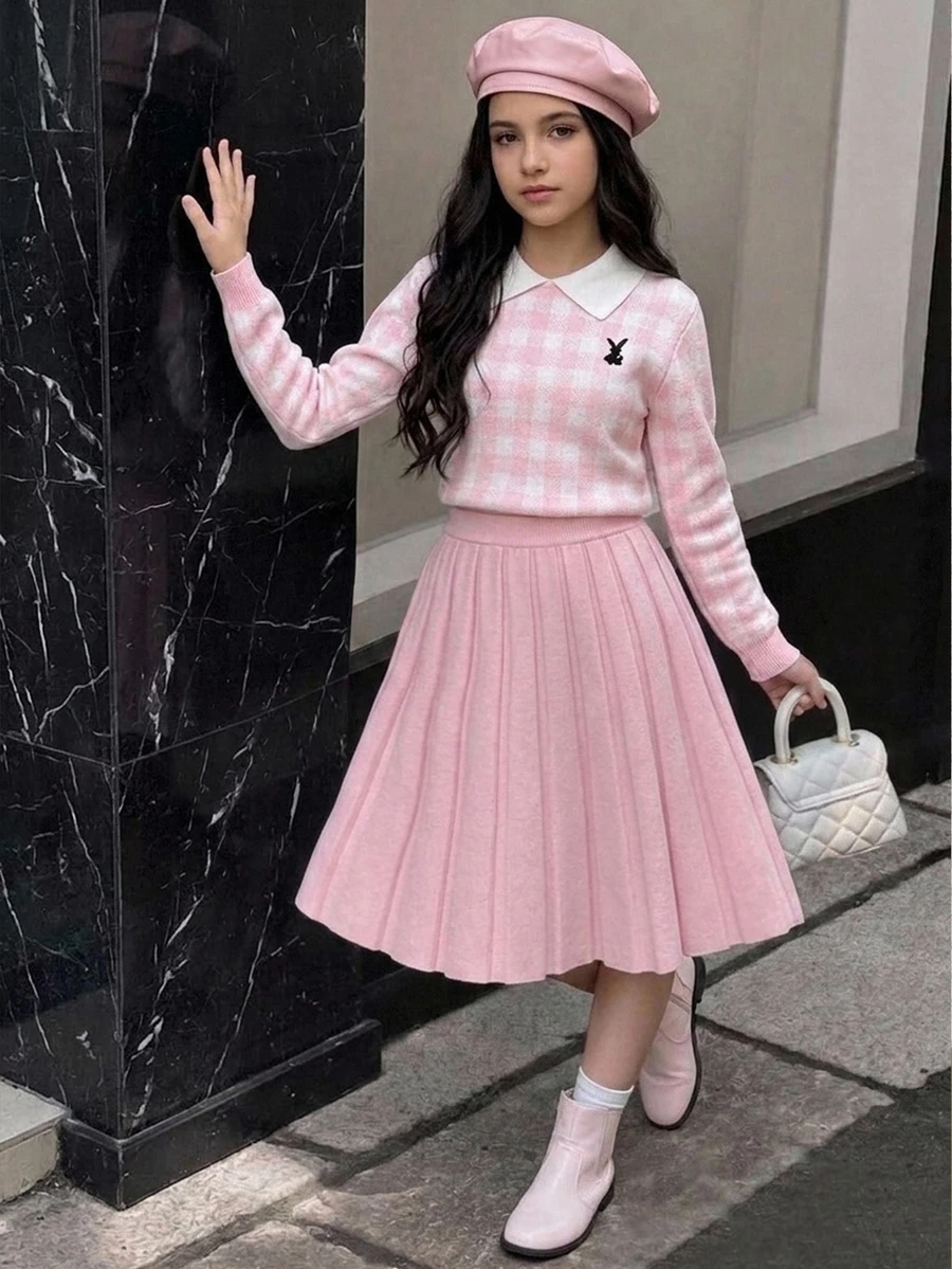 SHEIN Tween女孩 Ikids 粉色可愛刺繡馬標誌彼得潘領格紋毛衣 + 針織裙 2件套,青少年女孩長袖V領套頭衫,休閒優雅風 秋冬款 - 粉色 - 查看 1