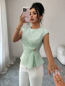 Selianne Blouse élégante pour femme, verte et blanche, à taille ajustée, avec décoration de boucle métallique et plis, fermeture éclair cachée au dos, convient pour le bureau quotidien en été - Vert - Voir 2
