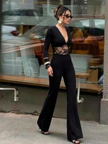 Wandoria Jumpsuit Unitard dengan Leher V Dalam dan Potongan Kaki Mengembang Berbahan Renda Kontras - Hitam - View 1