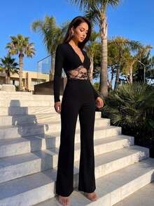 Wandoria Jumpsuit Unitard dengan Leher V Dalam dan Potongan Kaki Mengembang Berbahan Renda Kontras - Hitam - View 4