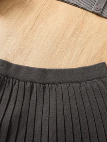 SHEIN 青少年女孩 2 件套，優雅愛心刺繡毛衣與針織百褶裙灰色套裝 - 灰色 - 查看 3