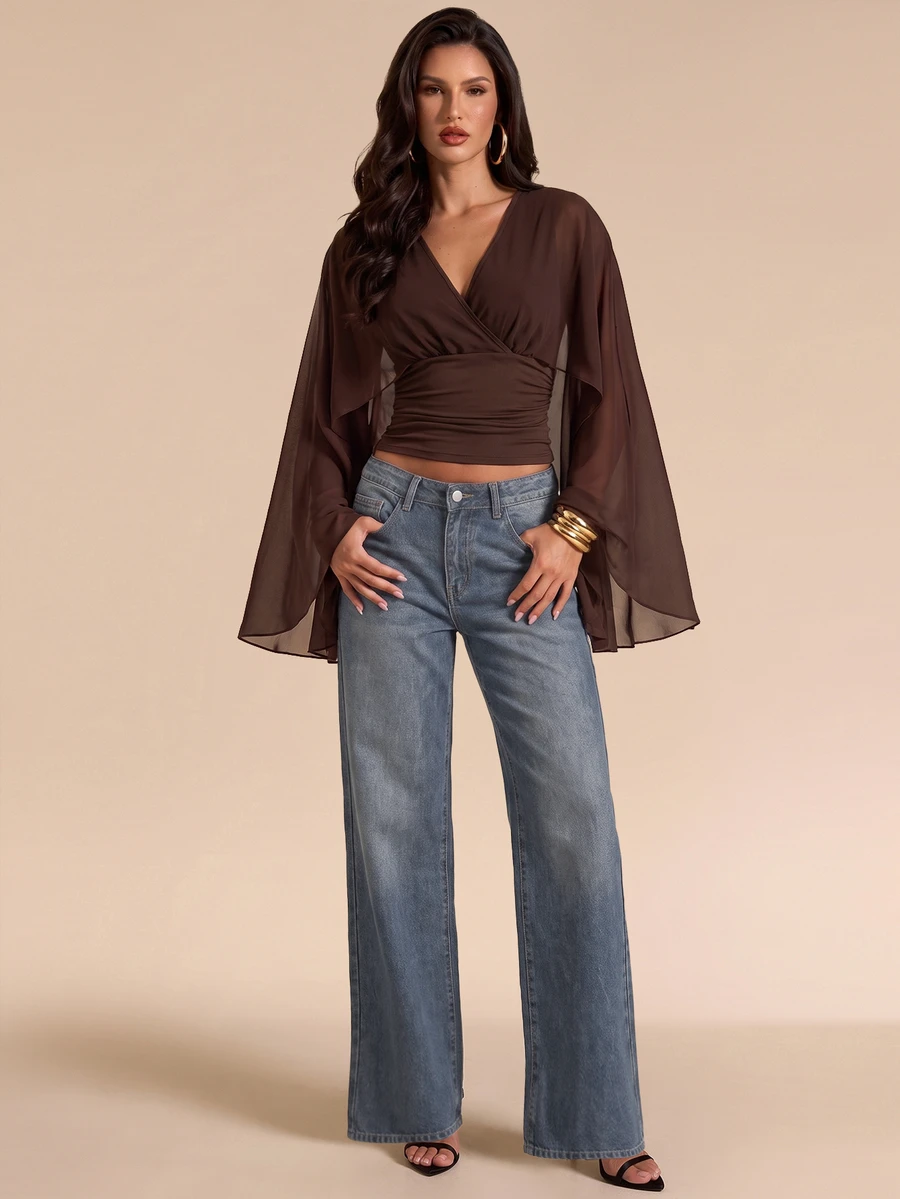 Bluhae Dam crop top med en axel, mesh, omlott V-ringning, fladdermusärmar, transparenta ärmar och rynkad midja - Kaffebrun - Visa 1
