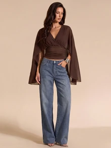Bluhae Dam crop top med en axel, mesh, omlott V-ringning, fladdermusärmar, transparenta ärmar och rynkad midja - Kaffebrun - Visa 3
