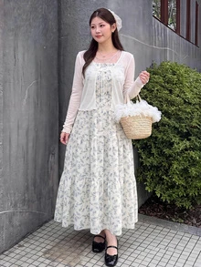 Bijouette Zanying 櫻花季末班車限量版大尺碼黑色碎花抓皺細肩帶洋裝，寬鬆A字大裙襬剪裁，黑色配白色小碎花，方領抓皺上身＋多層荷葉邊裙襬，修飾腹部、臀部與大腿，適合梨形與蘋果型身材，全尺碼友善不緊身，初夏雪紡面料，日系溫柔風，適合通勤、約會、旅行與賞花，黃金週逛店穿搭，大尺碼女款顯瘦碎花長洋裝（可搭配蕾絲內搭） - 藍白色 - 查看 11