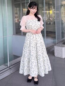 Bijouette Zanying 櫻花季末班車限量版大尺碼黑色碎花抓皺細肩帶洋裝，寬鬆A字大裙襬剪裁，黑色配白色小碎花，方領抓皺上身＋多層荷葉邊裙襬，修飾腹部、臀部與大腿，適合梨形與蘋果型身材，全尺碼友善不緊身，初夏雪紡面料，日系溫柔風，適合通勤、約會、旅行與賞花，黃金週逛店穿搭，大尺碼女款顯瘦碎花長洋裝（可搭配蕾絲內搭） - 藍白色 - 查看 9
