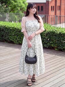 Bijouette Zanying 櫻花季末班車限量版大尺碼黑色碎花抓皺細肩帶洋裝，寬鬆A字大裙襬剪裁，黑色配白色小碎花，方領抓皺上身＋多層荷葉邊裙襬，修飾腹部、臀部與大腿，適合梨形與蘋果型身材，全尺碼友善不緊身，初夏雪紡面料，日系溫柔風，適合通勤、約會、旅行與賞花，黃金週逛店穿搭，大尺碼女款顯瘦碎花長洋裝（可搭配蕾絲內搭） - 藍白色 - 查看 8