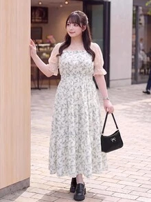 Bijouette Zanying 櫻花季末班車限量版大尺碼黑色碎花抓皺細肩帶洋裝，寬鬆A字大裙襬剪裁，黑色配白色小碎花，方領抓皺上身＋多層荷葉邊裙襬，修飾腹部、臀部與大腿，適合梨形與蘋果型身材，全尺碼友善不緊身，初夏雪紡面料，日系溫柔風，適合通勤、約會、旅行與賞花，黃金週逛店穿搭，大尺碼女款顯瘦碎花長洋裝（可搭配蕾絲內搭） - 藍白色 - 查看 12