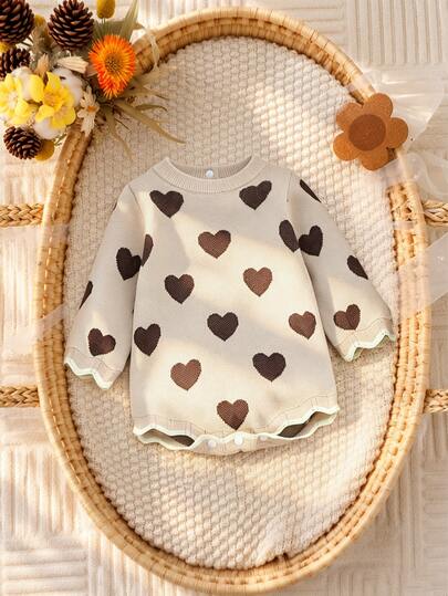SHEIN Bộ áo liền quần len cho bé gái sơ sinh, họa tiết trái tim, tay dài, dáng ngắn cho bé bò, cổ tròn chui đầu với viền gợn sóng, phù hợp cho mùa thu và mùa đông