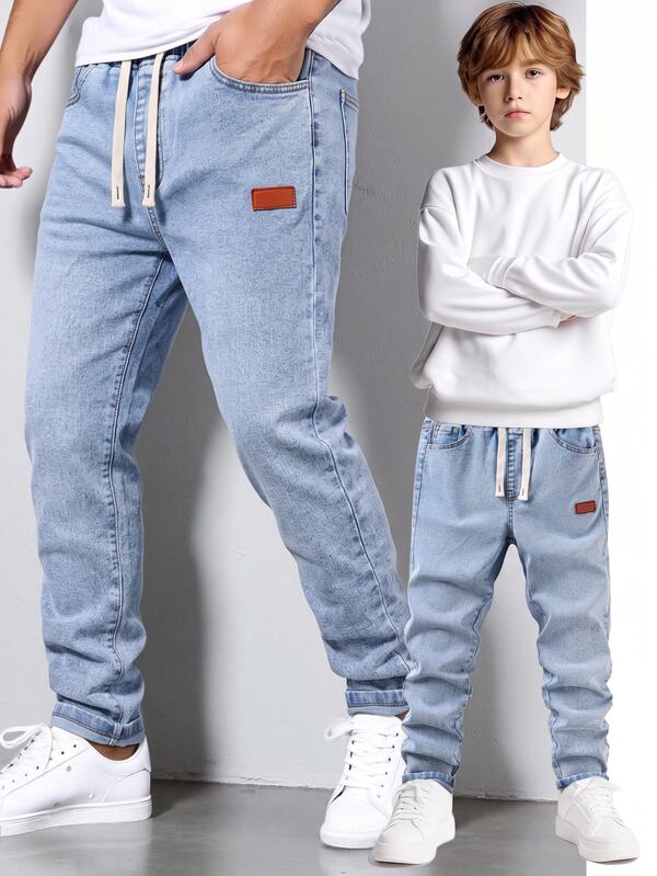 SHEIN Explorewe מכנסיים ארוכים מג'ינס לבנים, מותן אלסטית ללבישה נוחה, שרוך מתכוונן, טלאי חאקי מקדימה, גזרה צרה מתאימה לכל העונות, ניתן לשלב עם חולצות טי, חולצות או סוודרים, מתאים ליומיום קז'ואל, קמפוס בסיסי או נסיעות קלות, סגנון נוטה למינימליסטי ונוח, צבע ג'ינס כחול בהיר שטיפה