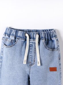 SHEIN Explorewe 男童牛仔長褲，彈性腰帶舒適穿著，可調節抽繩，正面卡其色補丁，修身版型適合四季，可搭配T恤、襯衫或毛衣，適合日常休閒、基礎校園或輕量通勤場景，風格偏向極簡舒適，顏色為牛仔水洗淺藍色 - 淺色水洗藍 - 查看 4