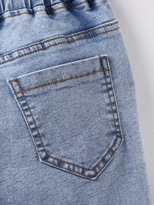 SHEIN Explorewe 男童牛仔長褲，彈性腰帶舒適穿著，可調節抽繩，正面卡其色補丁，修身版型適合四季，可搭配T恤、襯衫或毛衣，適合日常休閒、基礎校園或輕量通勤場景，風格偏向極簡舒適，顏色為牛仔水洗淺藍色 - 淺色水洗藍 - 查看 5
