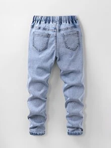 SHEIN Explorewe 男童牛仔長褲，彈性腰帶舒適穿著，可調節抽繩，正面卡其色補丁，修身版型適合四季，可搭配T恤、襯衫或毛衣，適合日常休閒、基礎校園或輕量通勤場景，風格偏向極簡舒適，顏色為牛仔水洗淺藍色 - 淺色水洗藍 - 查看 2