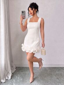 GlowEve CURVE 大尺碼女款時尚休閒優雅夏季白色方領無袖收腰顯身材寬肩帶側乳遮蓋3D荷葉花瓣下擺短洋裝溫柔優雅 - 米色 - 查看 3
