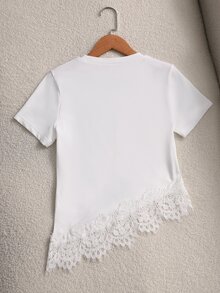 SHEIN Sparklyn Camiseta de Manga Curta Slim Fit com Decote Redondo Branco Puro para Adolescentes, Bainha de Renda Ondulada com Cílios, Corte Diagonal Assimétrico, Cintura Favorecedora, Ajuste Justo, Top Básico Casual de Verão para Uso Diário - Branco - Visão 2