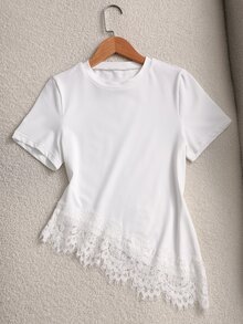 SHEIN Sparklyn Camiseta de Manga Curta Slim Fit com Decote Redondo Branco Puro para Adolescentes, Bainha de Renda Ondulada com Cílios, Corte Diagonal Assimétrico, Cintura Favorecedora, Ajuste Justo, Top Básico Casual de Verão para Uso Diário - Branco - Visão 6