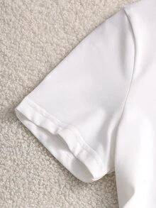 SHEIN Sparklyn Camiseta de Manga Curta Slim Fit com Decote Redondo Branco Puro para Adolescentes, Bainha de Renda Ondulada com Cílios, Corte Diagonal Assimétrico, Cintura Favorecedora, Ajuste Justo, Top Básico Casual de Verão para Uso Diário - Branco - Visão 4